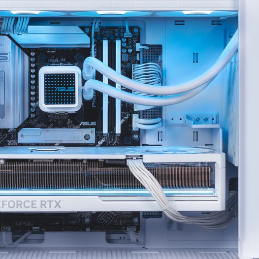 Hvitt ASUS Prime AP303-kabinett med glassvegg og et langt grafikkort montert under prosessoren